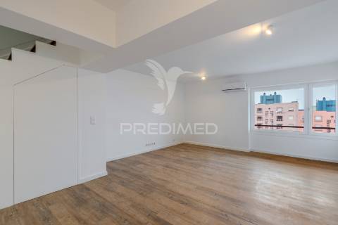 Apartamento t2 duplex - com duas suítes para arrendamento em telheiras - excelente localização e totalmente renovado!