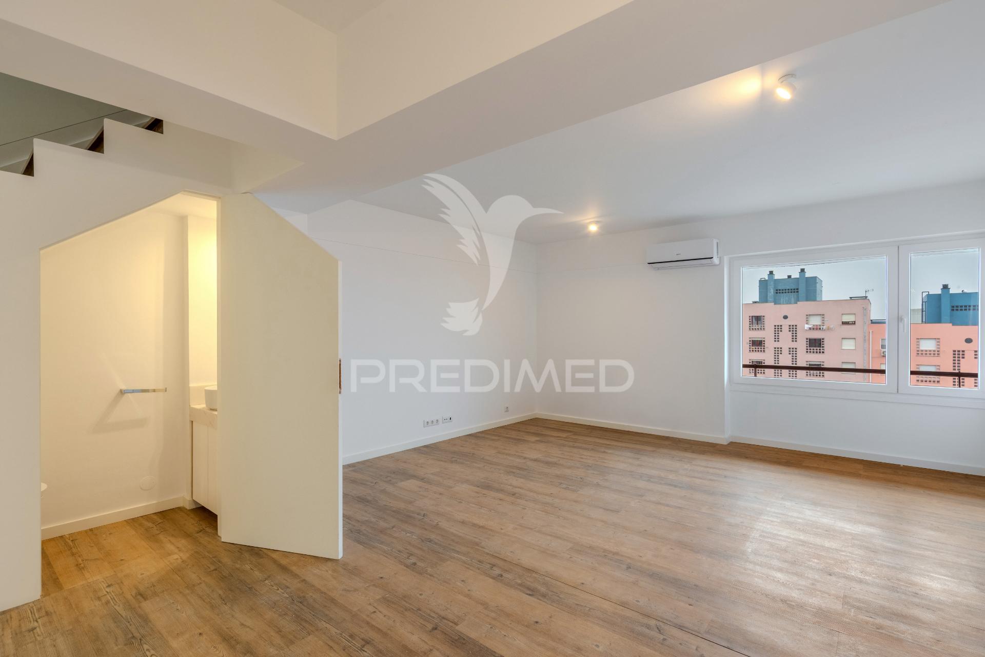 Apartamento t2 duplex - com duas suítes para arrendamento em telheiras - excelente localização e totalmente renovado!