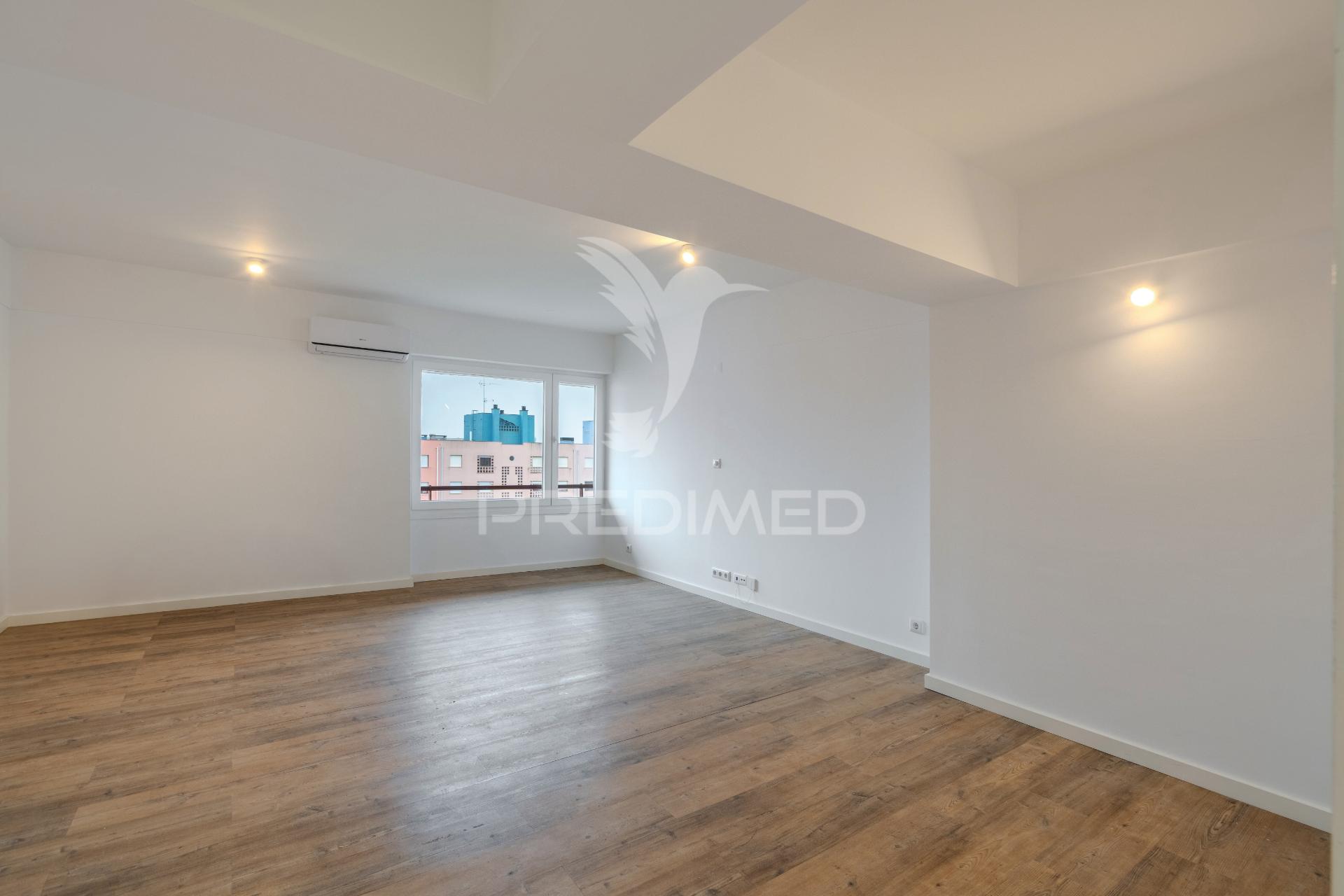 Apartamento t2 duplex - com duas suítes para arrendamento em telheiras - excelente localização e totalmente renovado!