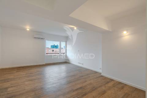 Apartamento t2 duplex - com duas suítes para arrendamento em telheiras - excelente localização e totalmente renovado!