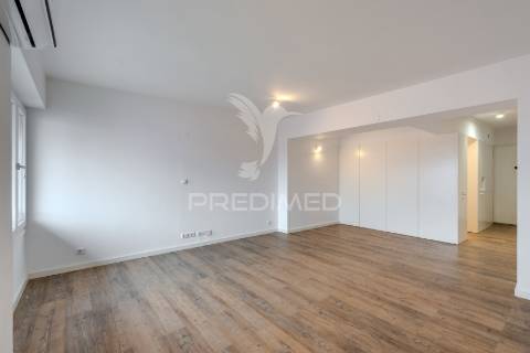 Apartamento t2 duplex - com duas suítes para arrendamento em telheiras - excelente localização e totalmente renovado!