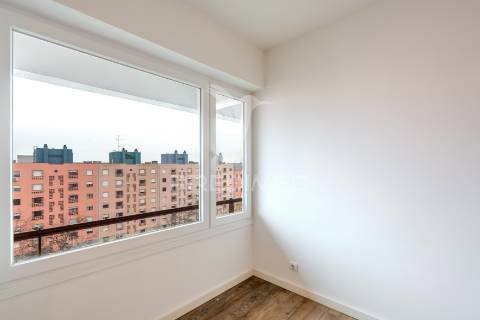 Apartamento t2 duplex - com duas suítes para arrendamento em telheiras - excelente localização e totalmente renovado!