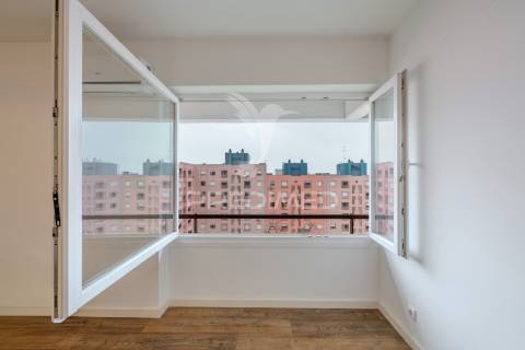 Apartamento t2 duplex - com duas suítes para arrendamento em telheiras - excelente localização e totalmente renovado!