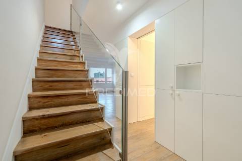 Apartamento t2 duplex - com duas suítes para arrendamento em telheiras - excelente localização e totalmente renovado!