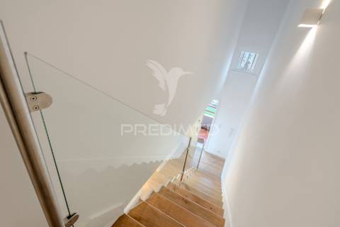 Apartamento t2 duplex - com duas suítes para arrendamento em telheiras - excelente localização e totalmente renovado!