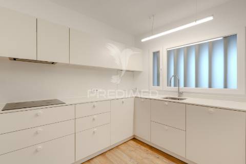 Apartamento t2 duplex - com duas suítes para arrendamento em telheiras - excelente localização e totalmente renovado!