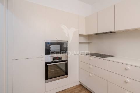 Apartamento t2 duplex - com duas suítes para arrendamento em telheiras - excelente localização e totalmente renovado!