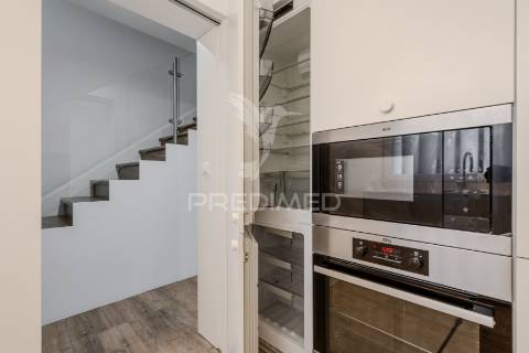 Apartamento t2 duplex - com duas suítes para arrendamento em telheiras - excelente localização e totalmente renovado!