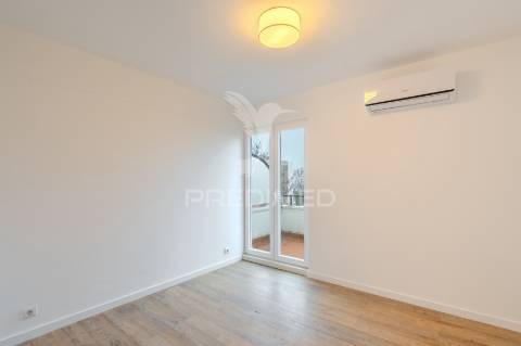 Apartamento t2 duplex - com duas suítes para arrendamento em telheiras - excelente localização e totalmente renovado!