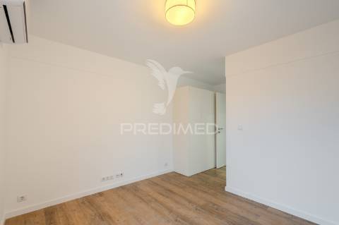 Apartamento t2 duplex - com duas suítes para arrendamento em telheiras - excelente localização e totalmente renovado!