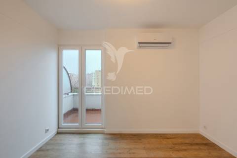 Apartamento t2 duplex - com duas suítes para arrendamento em telheiras - excelente localização e totalmente renovado!