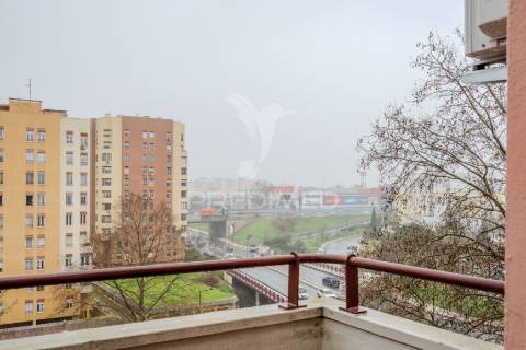 Apartamento t2 duplex - com duas suítes para arrendamento em telheiras - excelente localização e totalmente renovado!