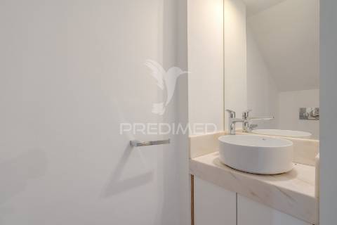 Apartamento t2 duplex - com duas suítes para arrendamento em telheiras - excelente localização e totalmente renovado!