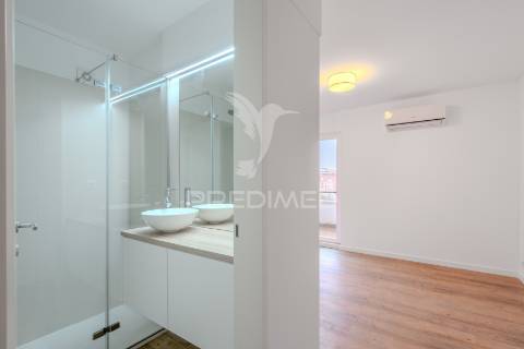 Apartamento t2 duplex - com duas suítes para arrendamento em telheiras - excelente localização e totalmente renovado!