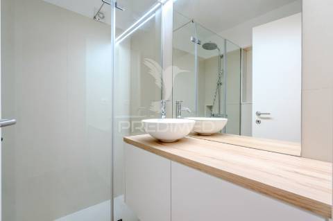 Apartamento t2 duplex - com duas suítes para arrendamento em telheiras - excelente localização e totalmente renovado!