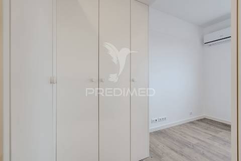 Apartamento t2 duplex - com duas suítes para arrendamento em telheiras - excelente localização e totalmente renovado!