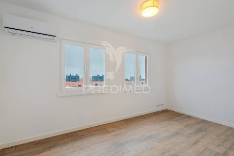 Apartamento t2 duplex - com duas suítes para arrendamento em telheiras - excelente localização e totalmente renovado!