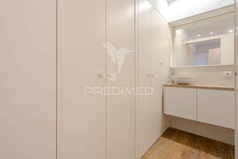 Apartamento t2 duplex - com duas suítes para arrendamento em telheiras - excelente localização e totalmente renovado!