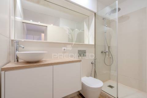 Apartamento t2 duplex - com duas suítes para arrendamento em telheiras - excelente localização e totalmente renovado!