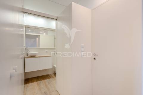 Apartamento t2 duplex - com duas suítes para arrendamento em telheiras - excelente localização e totalmente renovado!