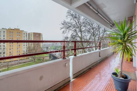 Apartamento t2 duplex - com duas suítes para arrendamento em telheiras - excelente localização e totalmente renovado!