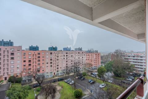 Apartamento t2 duplex - com duas suítes para arrendamento em telheiras - excelente localização e totalmente renovado!