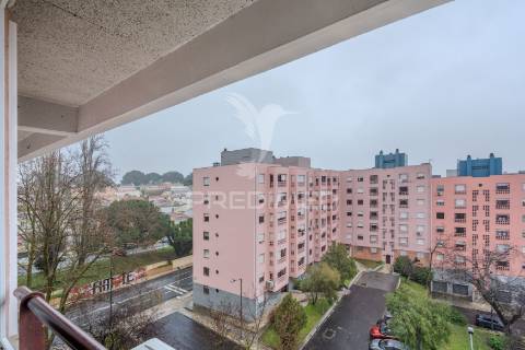 Apartamento t2 duplex - com duas suítes para arrendamento em telheiras - excelente localização e totalmente renovado!