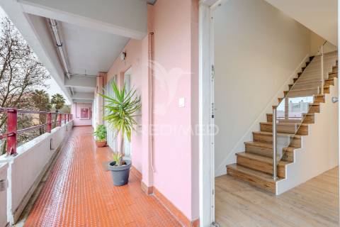 Apartamento t2 duplex - com duas suítes para arrendamento em telheiras - excelente localização e totalmente renovado!