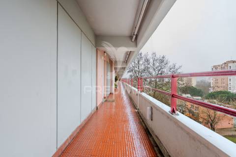 Apartamento t2 duplex - com duas suítes para arrendamento em telheiras - excelente localização e totalmente renovado!