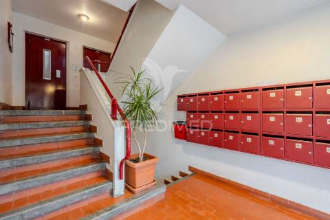 Apartamento t2 duplex - com duas suítes para arrendamento em telheiras - excelente localização e totalmente renovado!