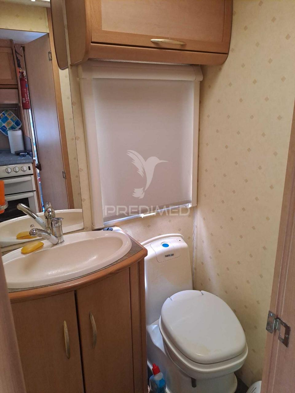 Caravana inglesa inserida em parque campismo monte gordo,faro.