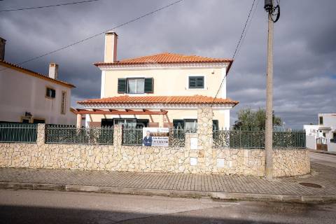 Moradia t4 com garagem - vale dos choupos - azeitão