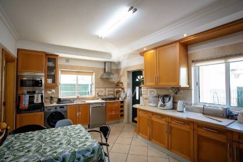 Moradia t4 com garagem - vale dos choupos - azeitão