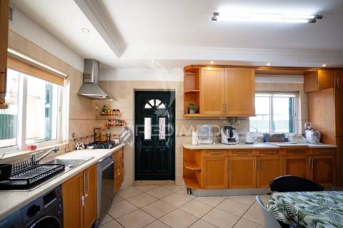 Moradia t4 com garagem - vale dos choupos - azeitão