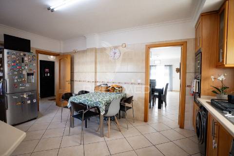 Moradia t4 com garagem - vale dos choupos - azeitão