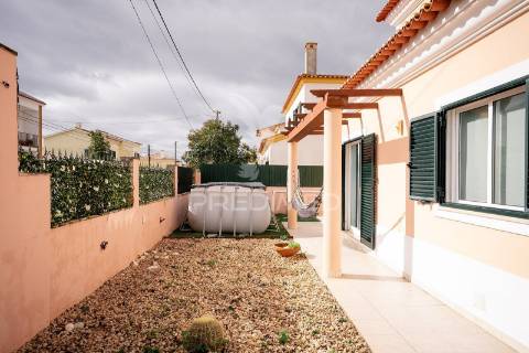 Moradia t4 com garagem - vale dos choupos - azeitão