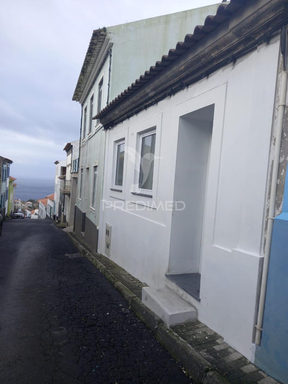 Moradia totalmente recuperada, pronta a estrear, localizada na tranquila freguesia da ribeirinha