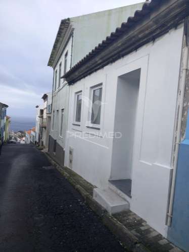 Moradia totalmente recuperada, pronta a estrear, localizada na tranquila freguesia da ribeirinha