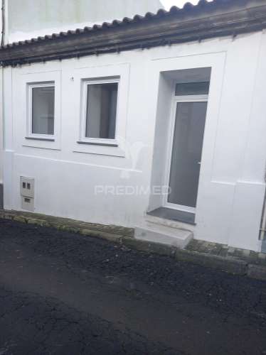 Moradia totalmente recuperada, pronta a estrear, localizada na tranquila freguesia da ribeirinha