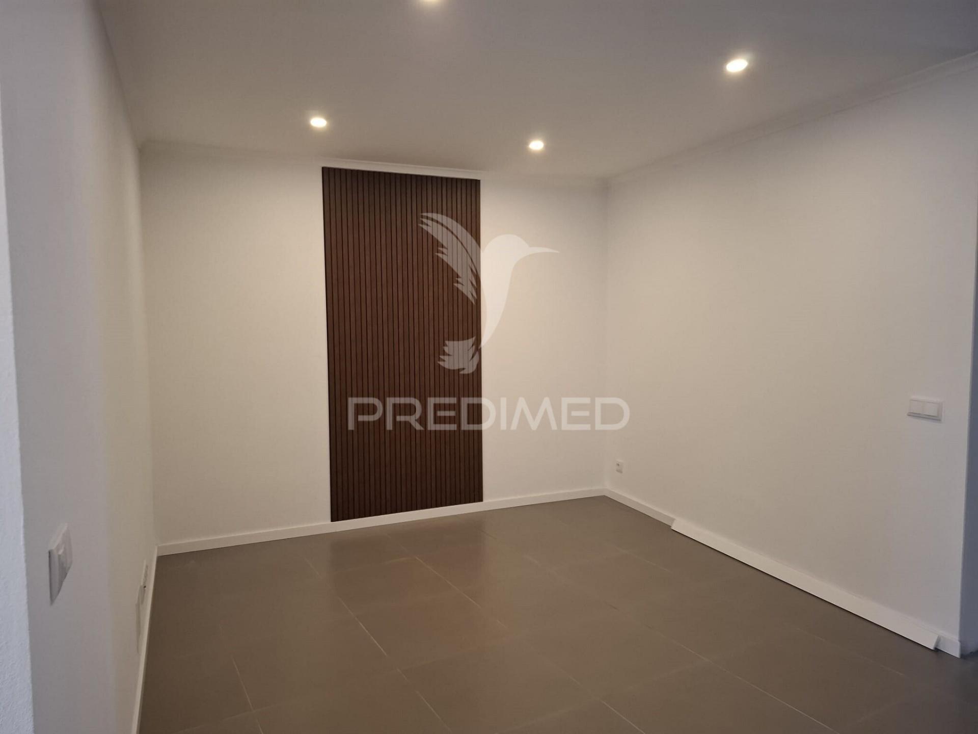 Moradia totalmente recuperada, pronta a estrear, localizada na tranquila freguesia da ribeirinha