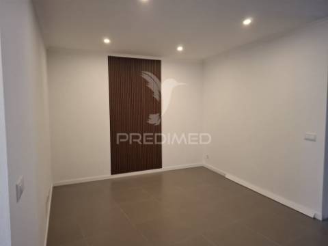 Moradia totalmente recuperada, pronta a estrear, localizada na tranquila freguesia da ribeirinha