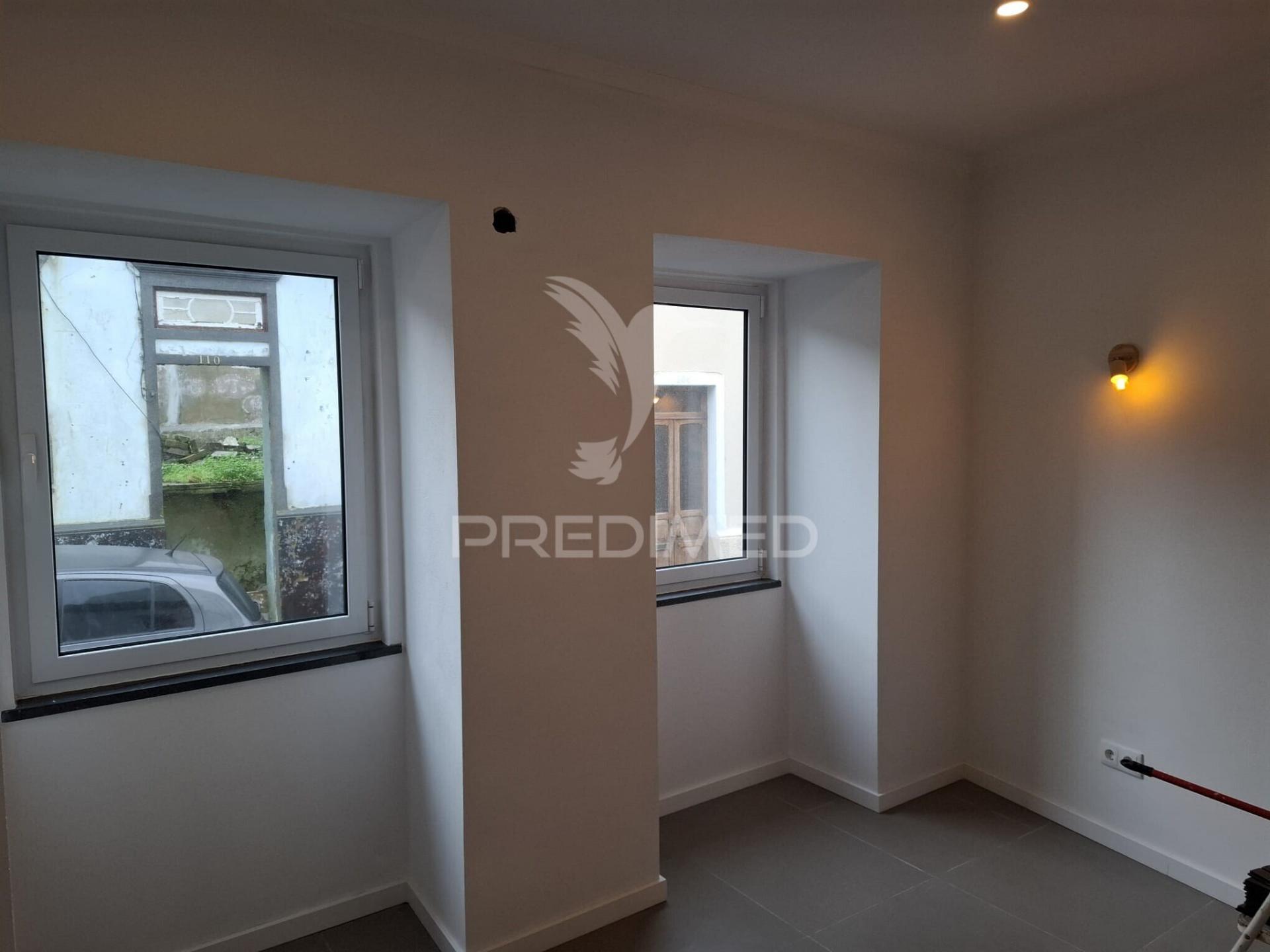 Moradia totalmente recuperada, pronta a estrear, localizada na tranquila freguesia da ribeirinha