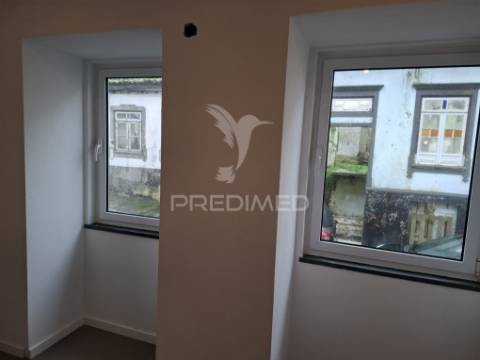 Moradia totalmente recuperada, pronta a estrear, localizada na tranquila freguesia da ribeirinha