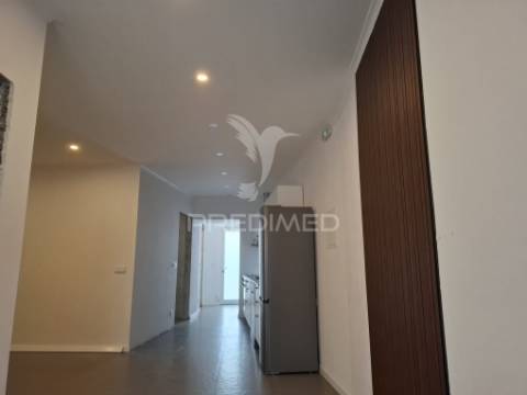 Moradia totalmente recuperada, pronta a estrear, localizada na tranquila freguesia da ribeirinha