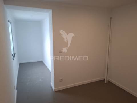 Moradia totalmente recuperada, pronta a estrear, localizada na tranquila freguesia da ribeirinha