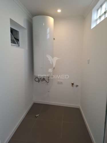 Moradia totalmente recuperada, pronta a estrear, localizada na tranquila freguesia da ribeirinha