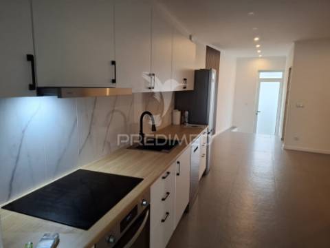 Moradia totalmente recuperada, pronta a estrear, localizada na tranquila freguesia da ribeirinha