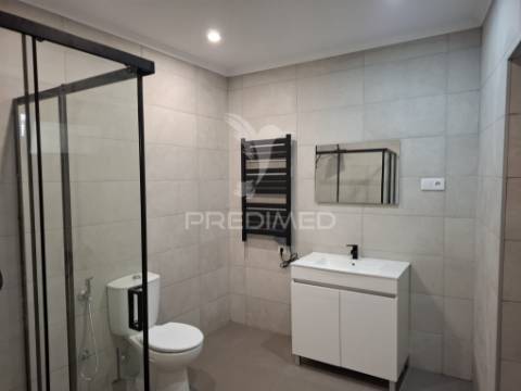 Moradia totalmente recuperada, pronta a estrear, localizada na tranquila freguesia da ribeirinha