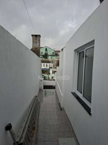 Moradia totalmente recuperada, pronta a estrear, localizada na tranquila freguesia da ribeirinha