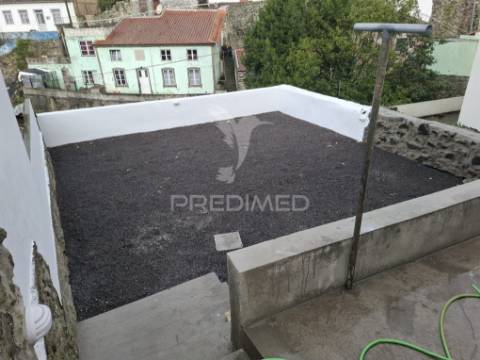 Moradia totalmente recuperada, pronta a estrear, localizada na tranquila freguesia da ribeirinha